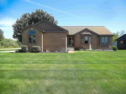 10690 Oxbow Hts, White Lake, MI 48386