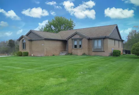 10690 Oxbow Hts, White Lake, MI 48386