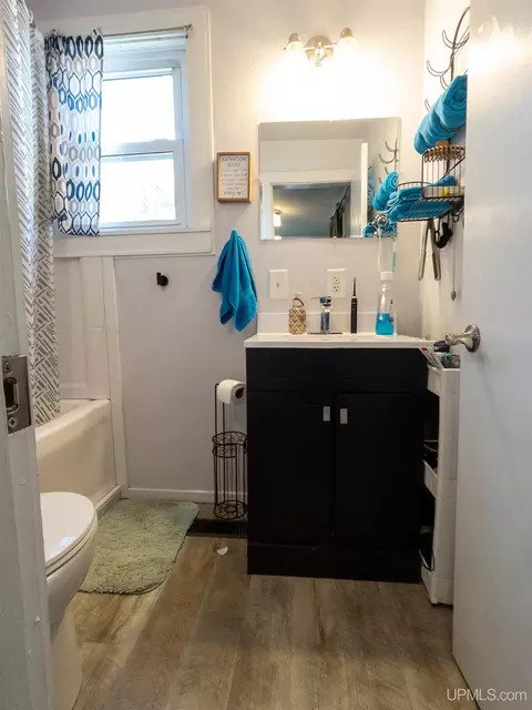 Bath - 319 Maple, Munising, MI 49862 photo 2 of 5