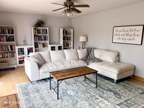 Living - 14815 Boynton, Hemlock, MI 48626 photo 4 of 7