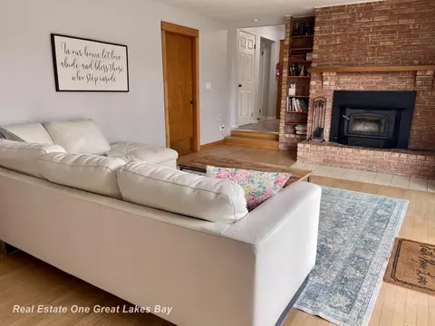 Living - 14815 Boynton, Hemlock, MI 48626 photo 5 of 7