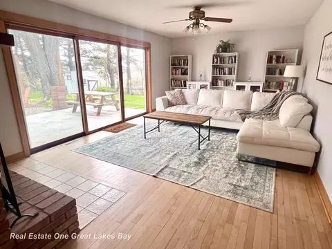 Living - 14815 Boynton, Hemlock, MI 48626 photo 3 of 7