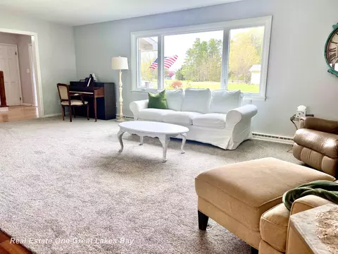 Living - 14815 Boynton, Hemlock, MI 48626 photo 2 of 7
