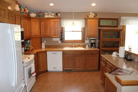 Kitchen - 1452 Byfield, Harrison, MI 48625 photo 2 of 3