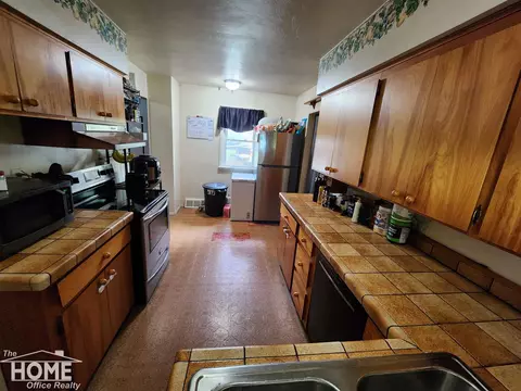 Kitchen - 7405 W Lansing, Perry, MI 48872 photo 2 of 2