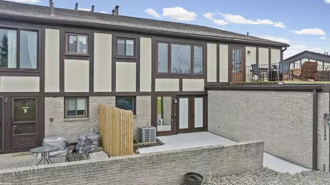 1030 Country Clb, Saint Clair Shores, MI 48082