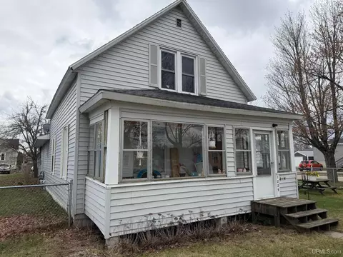1225 Superior, Gladstone, MI 49837