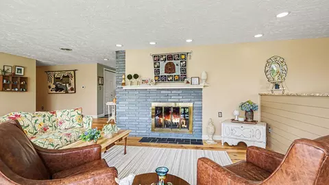 Living - 1607 E Putnam, Midland, MI 48640 photo 3 of 4