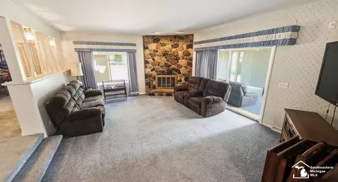 Living - 1566 Riverview, Monroe, MI 48162 photo 2 of 2