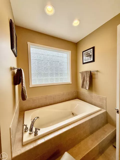 Bath - 54959 Danielle, New Baltimore, MI 48047 photo 6 of 8