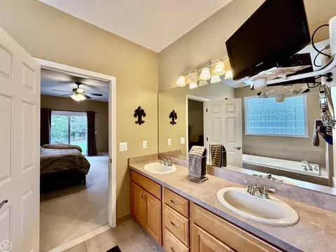 Bath - 54959 Danielle, New Baltimore, MI 48047 photo 3 of 8