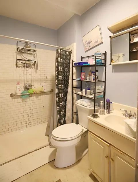 Bath - 1717 Stevenson, Flint, MI 48504 photo 1 of 1