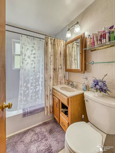 Bath - 18800 Wall, Melvindale, MI 48122 photo 1 of 1