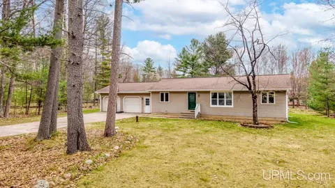w8874 West Lakeview Drive, Iron Mountain, MI 49801