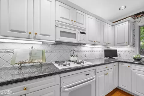 96 Moran, Grosse Pointe Farms, MI 48236 photo 22