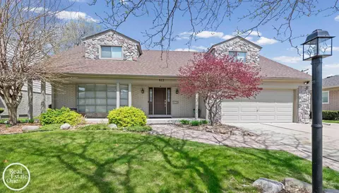 812 Moorland, Grosse Pointe Woods, MI 48236