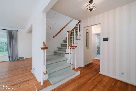 Entry Way - 1726 Hawthorne, Grosse Pointe Woods, MI 48236 photo 2 of 5