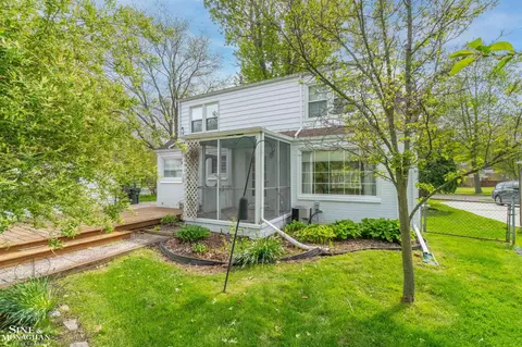 Exterior - 1726 Hawthorne, Grosse Pointe Woods, MI 48236 photo 9 of 11
