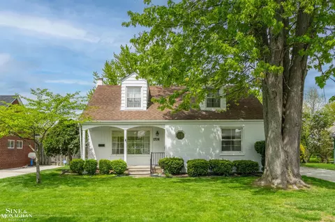 1726 Hawthorne, Grosse Pointe Woods, MI 48236