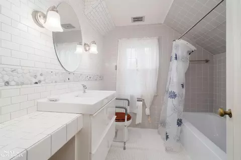 Bath - 1726 Hawthorne, Grosse Pointe Woods, MI 48236 photo 2 of 2