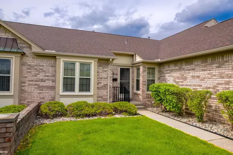 15453 Heather Rdg, Clinton Township, MI 48038