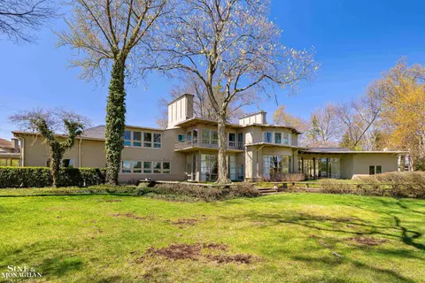 515 Lake Shr, Grosse Pointe Shores, MI 48236