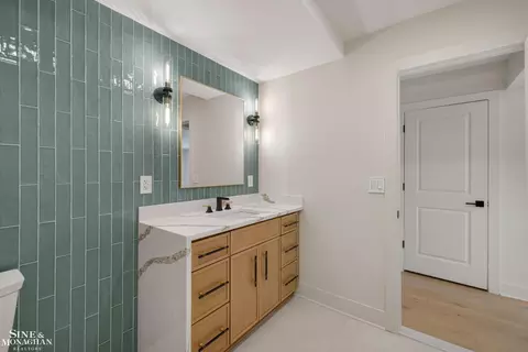 Bath - 773 Hawthorne, Grosse Pointe Woods, MI 48236 photo 2 of 13