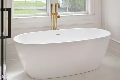 Bath - 773 Hawthorne, Grosse Pointe Woods, MI 48236 photo 9 of 13