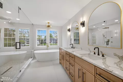 Bath - 773 Hawthorne, Grosse Pointe Woods, MI 48236 photo 3 of 13