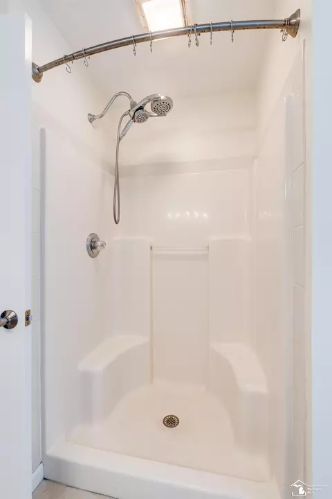 Bath - 6773 Lockmill, Temperance, MI 48182 photo 4 of 5