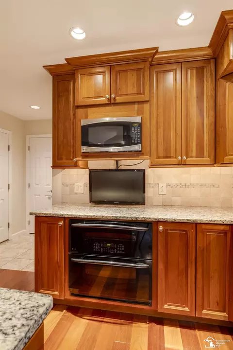 Kitchen - 6773 Lockmill, Temperance, MI 48182 photo 3 of 6