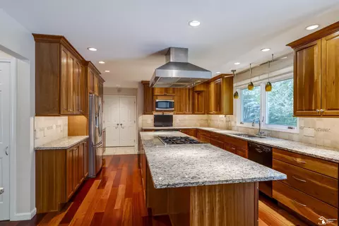 Kitchen - 6773 Lockmill, Temperance, MI 48182 photo 2 of 6