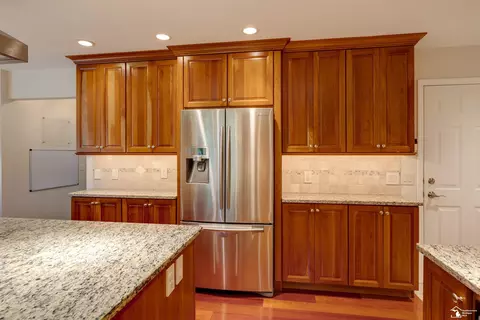 Kitchen - 6773 Lockmill, Temperance, MI 48182 photo 4 of 6