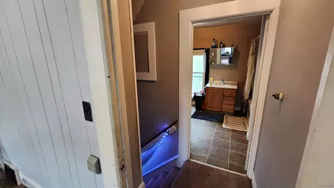 Entry Way - 513 N Broad, Adrian, MI 49221 photo 4 of 5