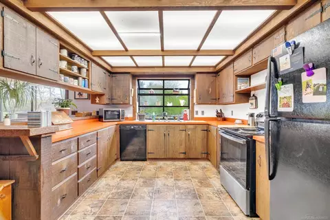 Kitchen - 5800 Deckerville, Deckerville, MI 48427 photo 3 of 6