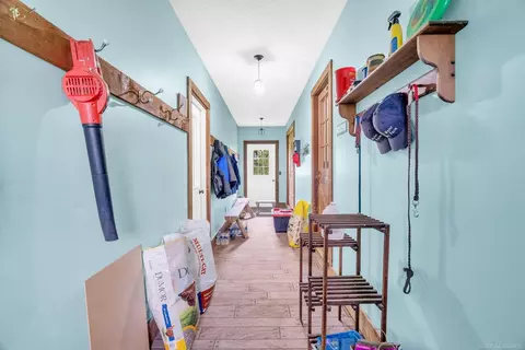 Entry Way - 5800 Deckerville, Deckerville, MI 48427 photo 4 of 6