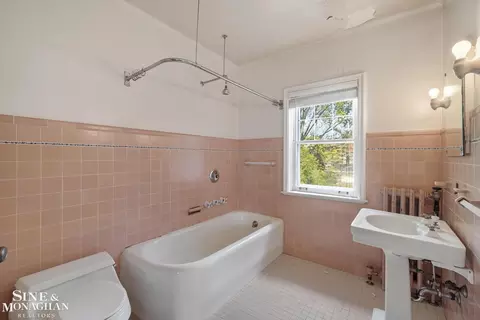 Bath - 1350 Buckingham, Grosse Pointe Park, MI 48230 photo 4 of 5