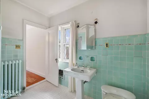 Bath - 1350 Buckingham, Grosse Pointe Park, MI 48230 photo 3 of 5