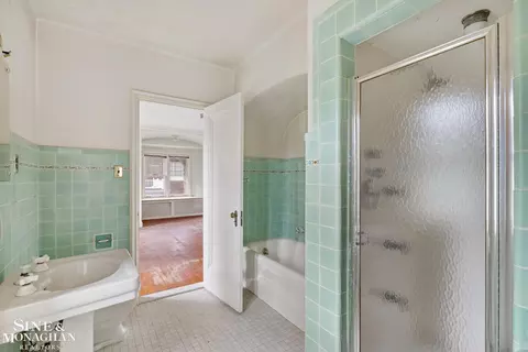 Bath - 1350 Buckingham, Grosse Pointe Park, MI 48230 photo 2 of 5
