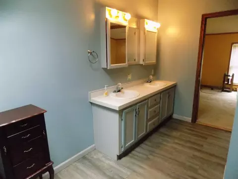 Bath - 8901 E Ashard, Clare, MI 48617 photo 1 of 4