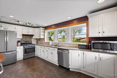 Kitchen - 1908 E Us-12, Clinton, MI 49236 photo 3 of 8