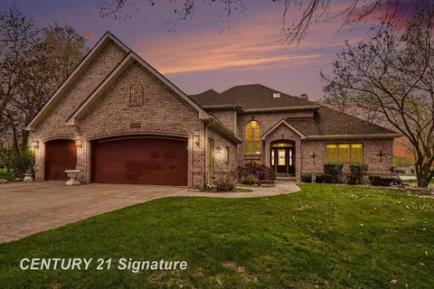 1944 E Lake Cir, Saginaw, MI 48609