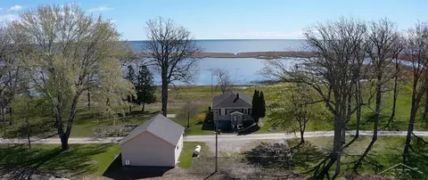 2788 N Saginaw Bay Shr, Pinconning, MI 48650