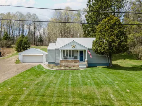 725 W Ice Lk, Iron River, MI 49935