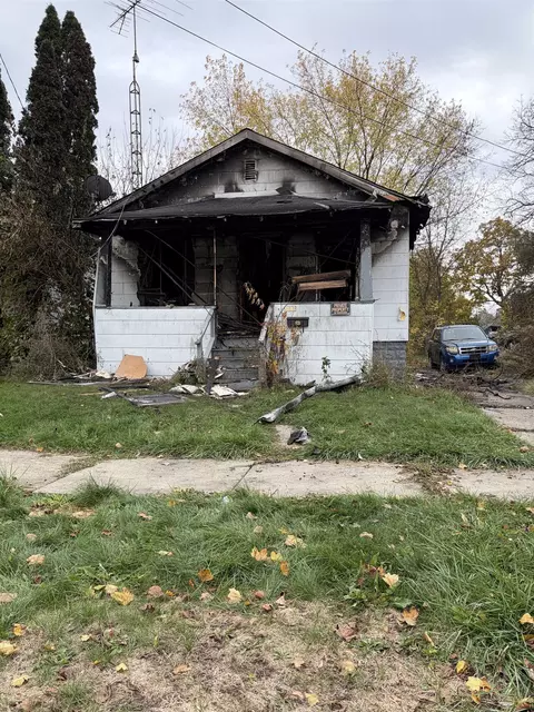911 Lexington, Flint, MI 48507