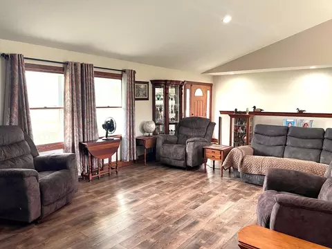 Living - 775 E Beard, Perry, MI 48872 photo 2 of 6