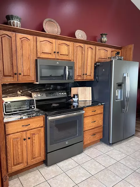 Kitchen - 775 E Beard, Perry, MI 48872 photo 2 of 10