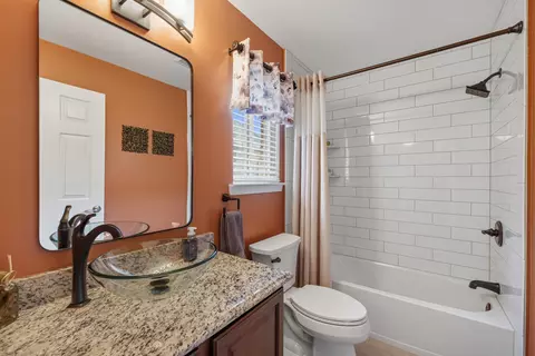 Bath - 22465 Bluewater, Macomb, MI 48044 photo 3 of 5