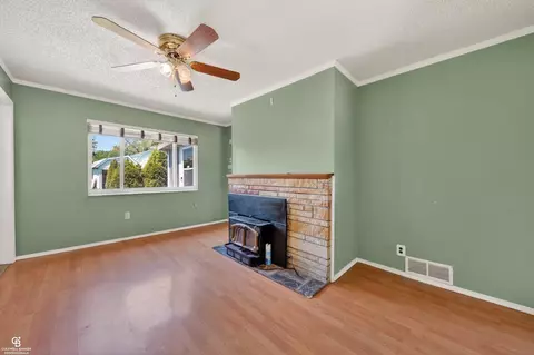 Living - 24099 Pingree, Warren, MI 48089 photo 4 of 4