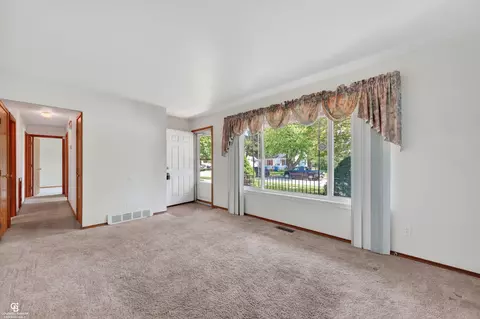 Living - 24099 Pingree, Warren, MI 48089 photo 3 of 4